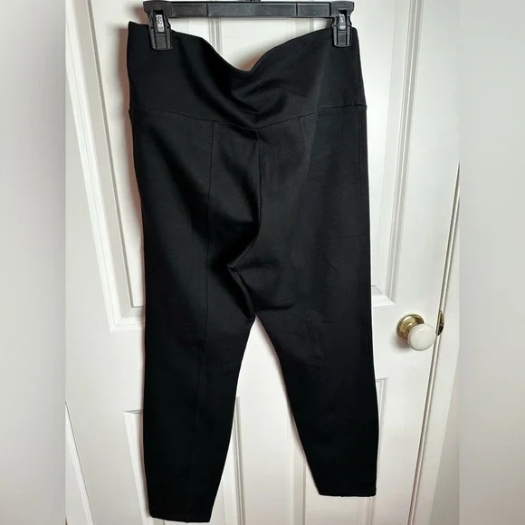 HUE Classic Black Leggings - Picture 5 of 5